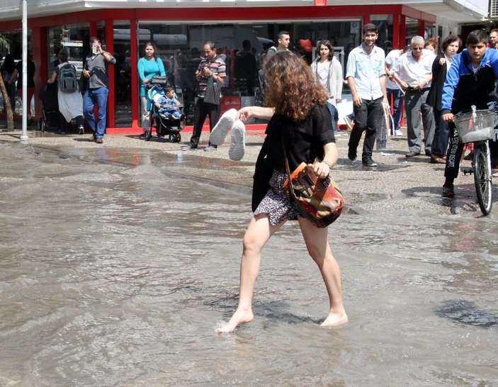 İzmir'de yağan yağmuru fırsata çeviren çocuk
