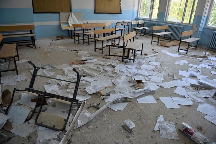Teröristlerin zarar verdiği okuldaki manzara yürek burktu