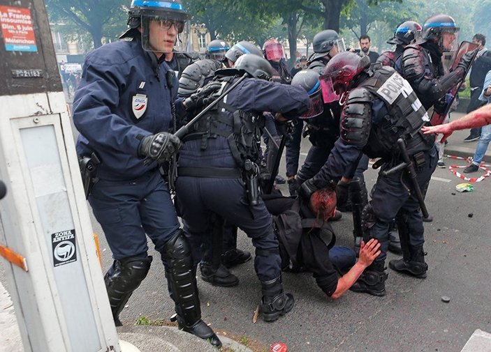 Fransa'da çalışma yasası protestolarında sert müdahale