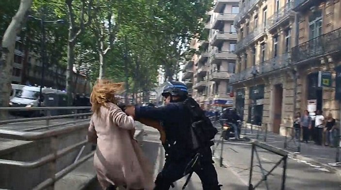 Fransız polisi eylemcileri tekme tokat dövdü