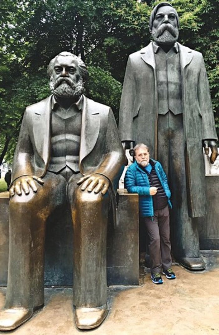 Ahmet Hakan Marks ve Engels'in heykeline hayran kaldı