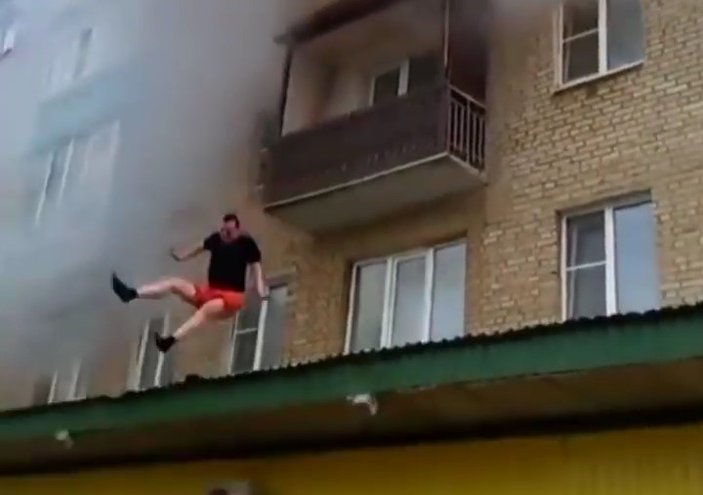 Rus baba eşini ve çocuklarını yangından kurtardı