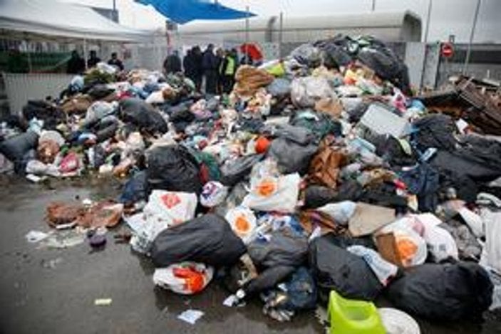 Paris sokaklarını çöp götürüyor