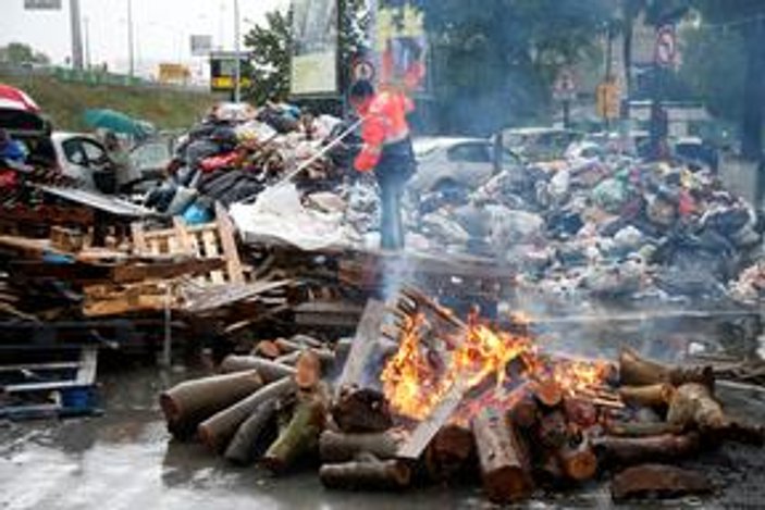 Paris sokaklarını çöp götürüyor