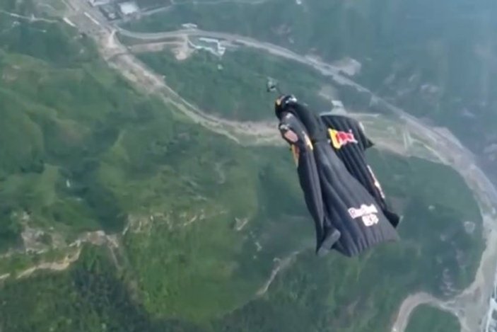 Çin'de 6 bin metreden wingsuit atlayışı