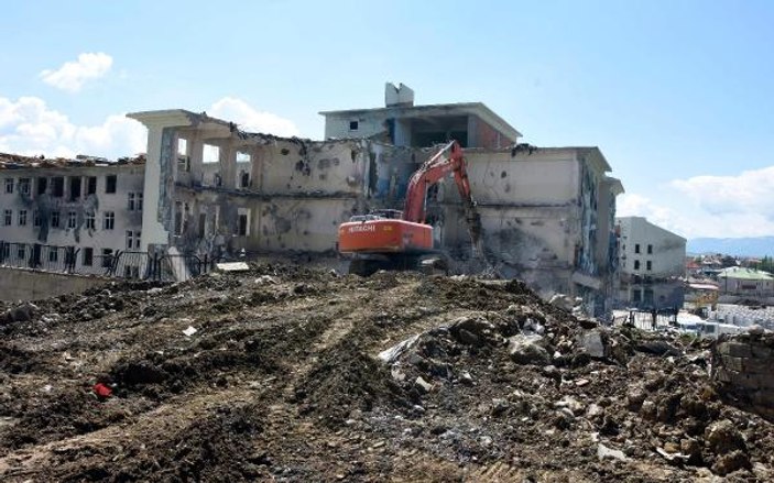 Yüksekova'da yıkım ağır hasarlı liseden başladı