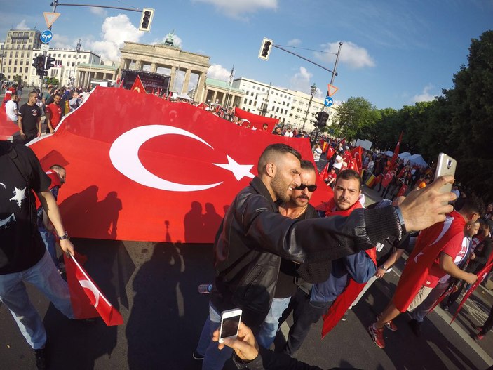 Avrupa'da yaşayan Türkler Berlin'e akın etti