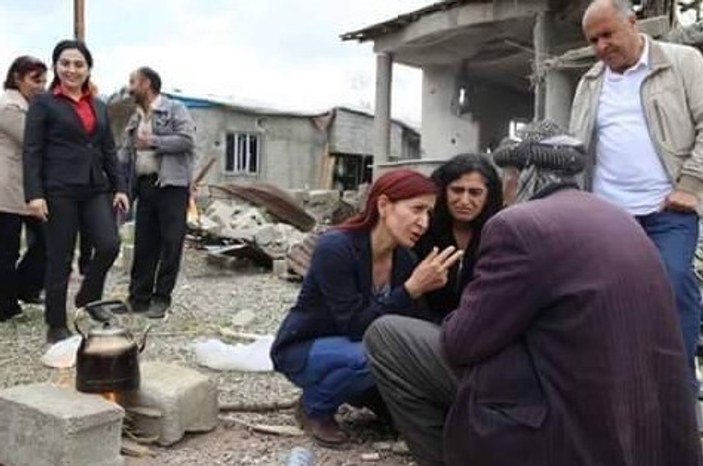 Figen Yüksekdağ yıkılan Yüksekova'da gülücükler attı