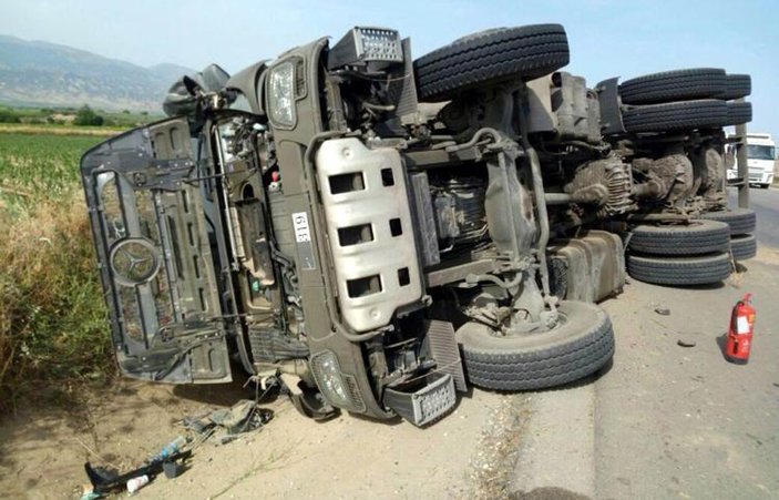 Manisa'da askeri araç devrildi: 2 yaralı