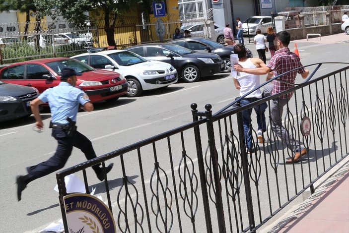 Polisten kaçan zanlıyı vatandaşın tekmesi yakalattı