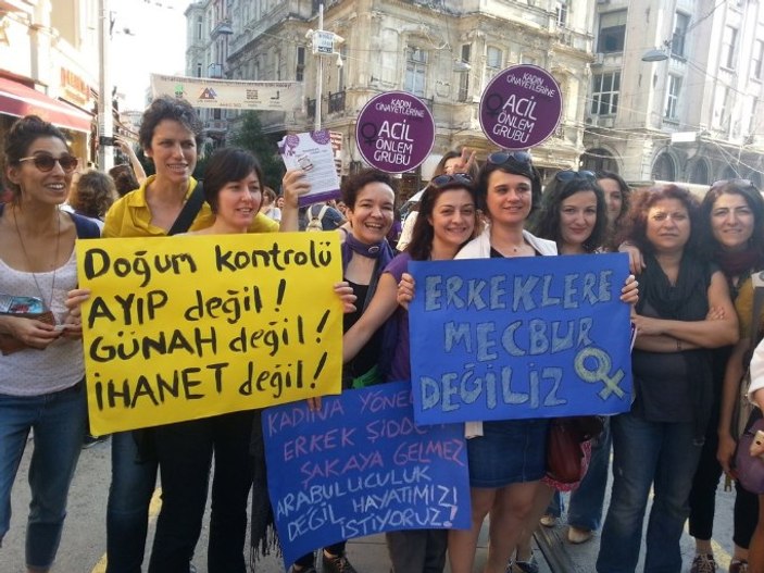 İstiklal Caddesi'nde prezervatifli eylem