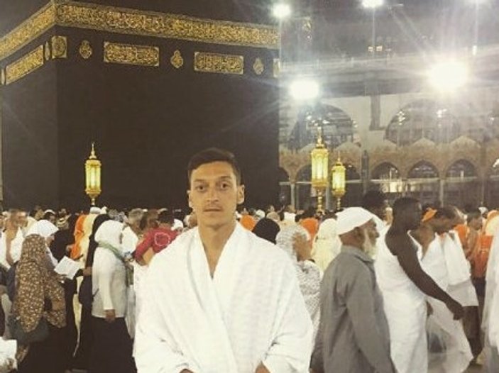 Umre'ye giden Mesut Özil Almanya'da ırkçı partinin hedefinde