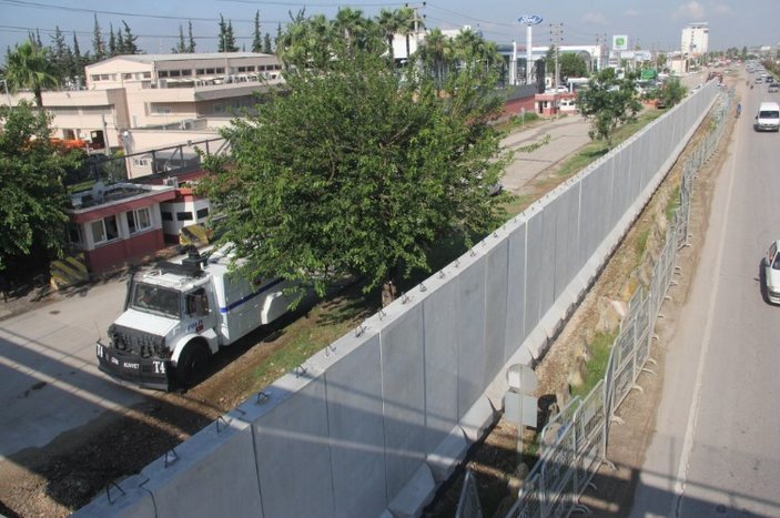 ABD Konsolosluğunun çevresine beton duvar ördüler
