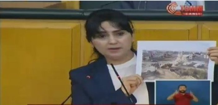 Figen Yüksekdağ Türk bayraklarından rahatsız