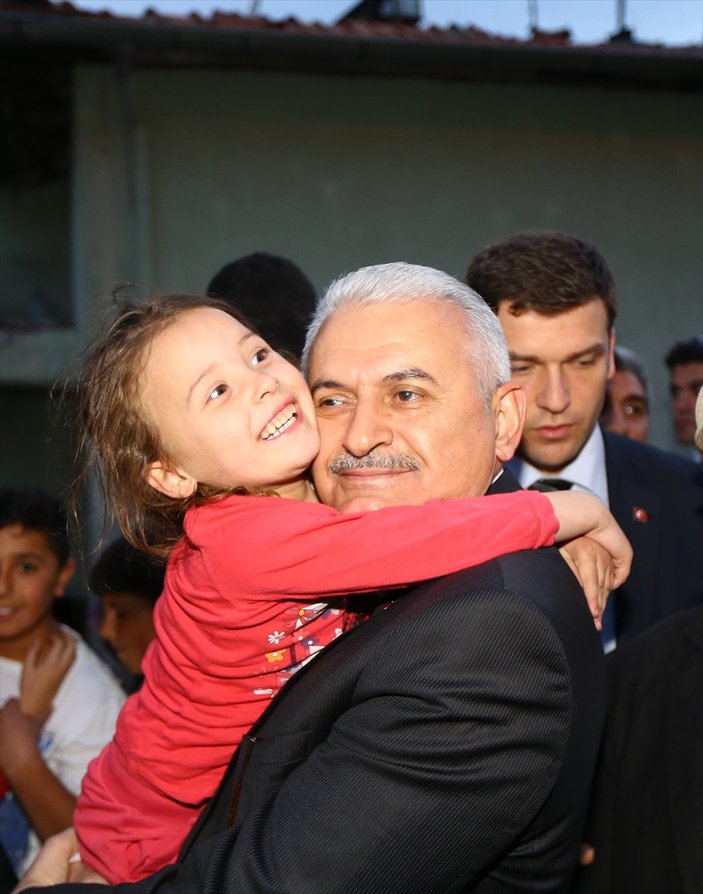 Başbakan Yıldırım gecekonduda iftara konuk oldu