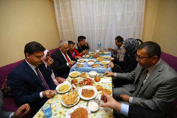 Başbakan Yıldırım gecekonduda iftara konuk oldu