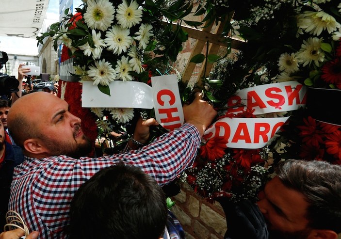 Şehit cenazesinde Kılıçdaroğlu'nun çelengi parçalandı