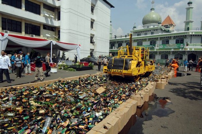 Endonezya'da törenle binlerce içki imha edildi