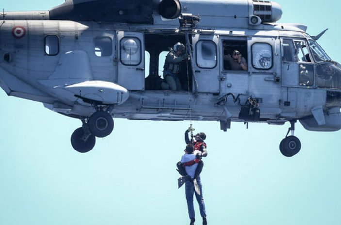 Tatbikatta paraşütle denize atlayan komandolar nefes kesti