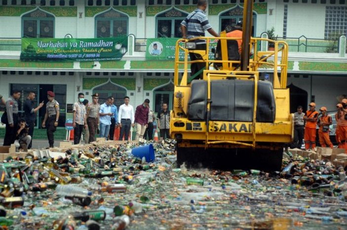 Endonezya'da törenle binlerce içki imha edildi