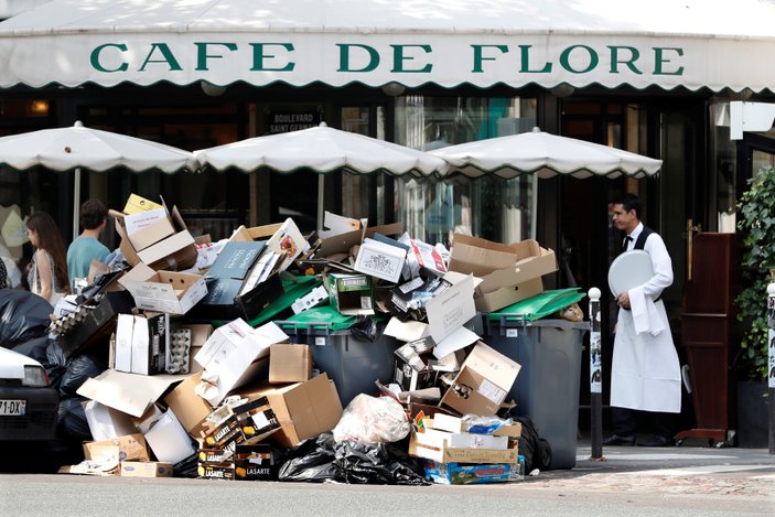 Fransa'da çöpler sokaklarda kaldı