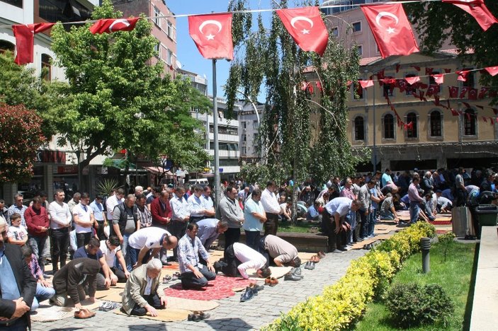 Trabzon'da cemaat sokağa taştı