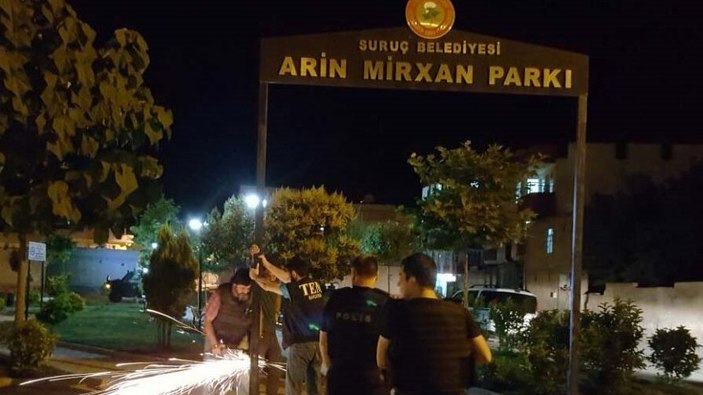 Suruç'ta canlı bomba parkının tabelası söküldü