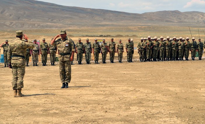 Azerbaycan ordusu savaş tatbikatı yaptı