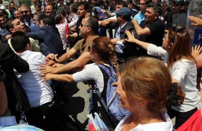 AK Parti'ye yürümek isteyen CHP'lilere polis müdahalesi