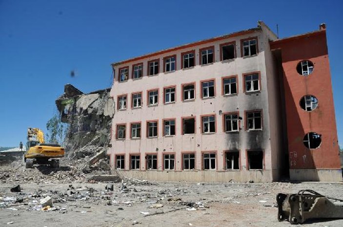 Yüksekova'daki hasarlı okullar yıkılıyor