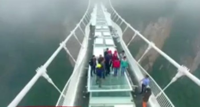 Çin'deki cam köprüye balyoz testi İZLE