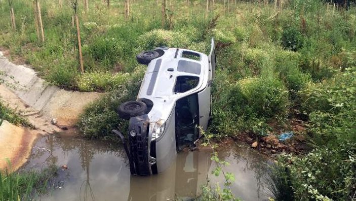 Kocaeli'de lastiği patlayan otomobil su kanalına uçtu
