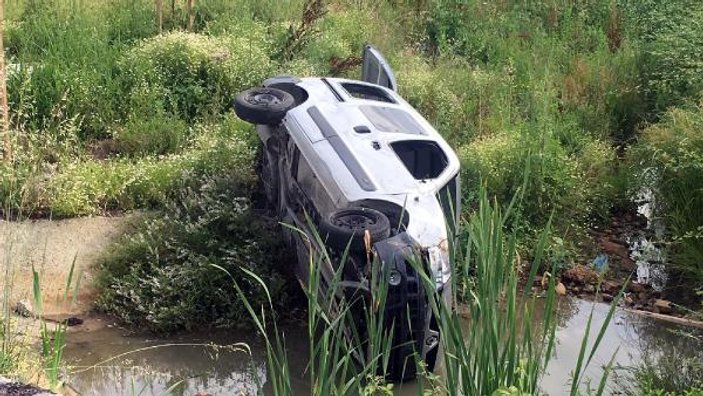 Kocaeli'de lastiği patlayan otomobil su kanalına uçtu