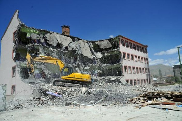 Yüksekova'daki hasarlı okullar yıkılıyor