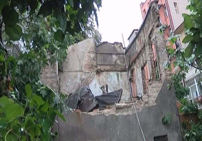 Kadıköy'de tarihi binanın duvarı çöktü