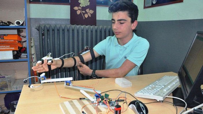 Polislerin güvenliği için robot kol geliştirdi