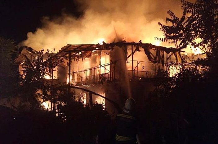 Bartın'da yıldırım düşen ev yandı