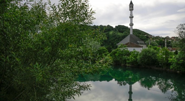 Bosna'nın ada camisi manzarasıyla büyülüyor