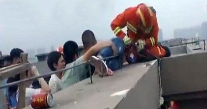 18'inci kattan atlamaya kalkışan kız son anda kurtarıldı
