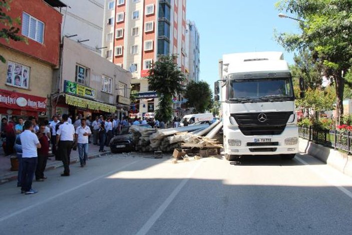 Bilecik'te TIR'daki beton direkler yola devrildi