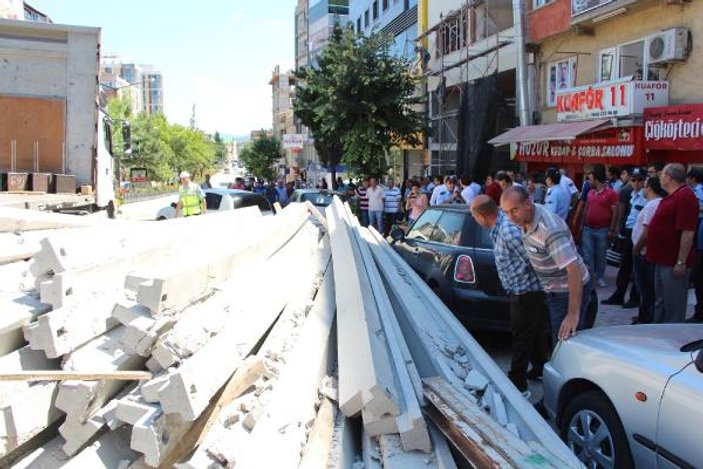 Bilecik'te TIR'daki beton direkler yola devrildi