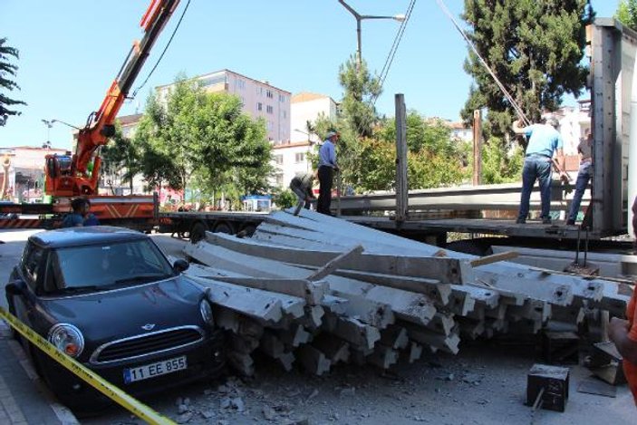 Bilecik'te TIR'daki beton direkler yola devrildi