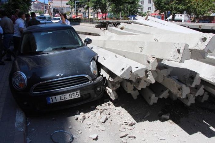 Bilecik'te TIR'daki beton direkler yola devrildi