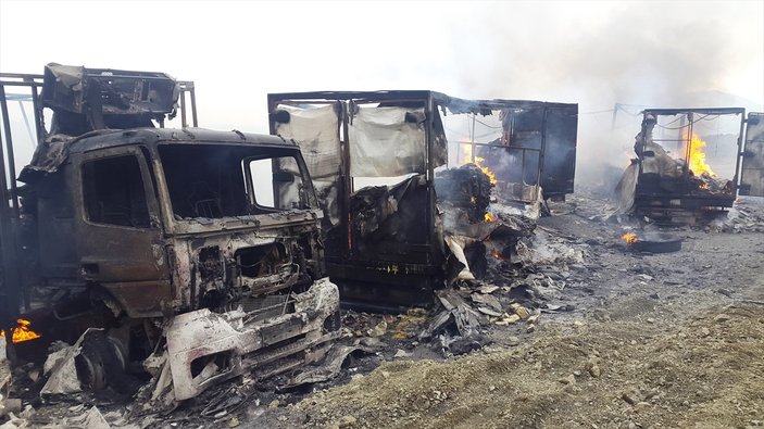 Van'da teröristler 5 TIR'ı yaktı