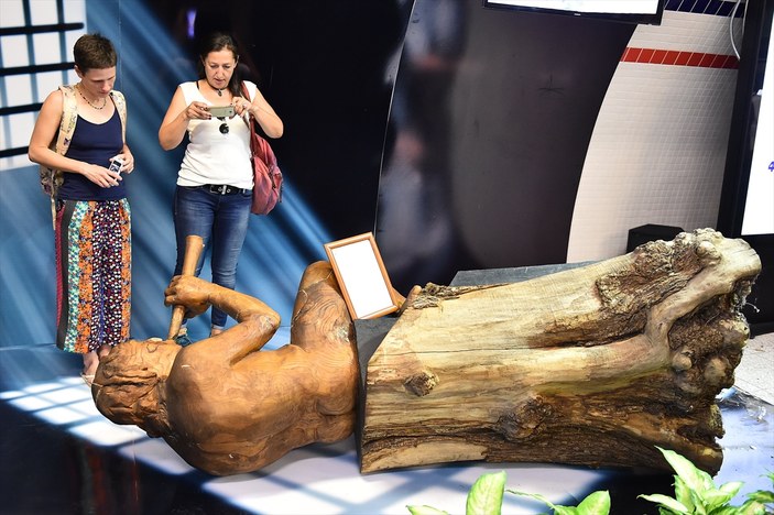 İzmir'deki çıplak heykel yeniden dikildi