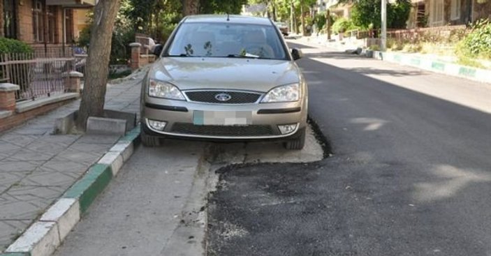 CHP'li belediyeden park eden araca göre asfalt