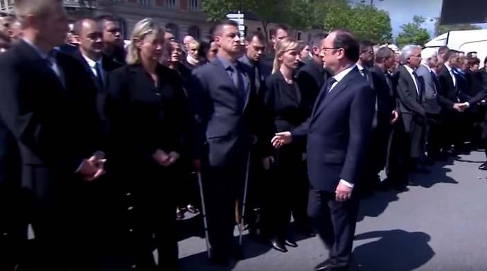 Polis memuru Hollande ve Valls'in elini sıkmadı