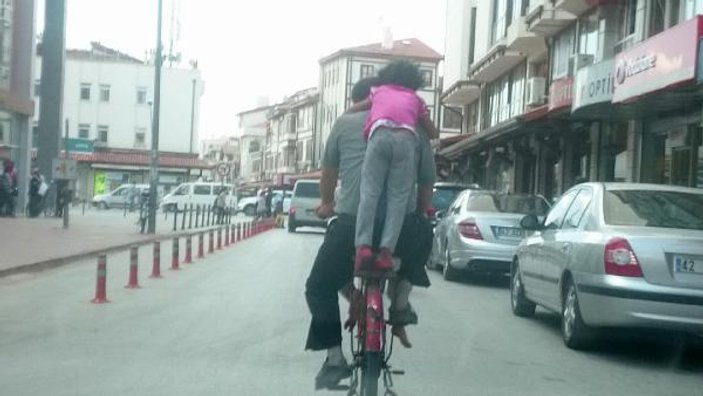 Konya'da baba ve 3 çocuğun tehlikeli yolculuğu