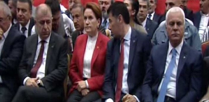 Akşener salona Başbakan Meral sloganlarıyla girdi