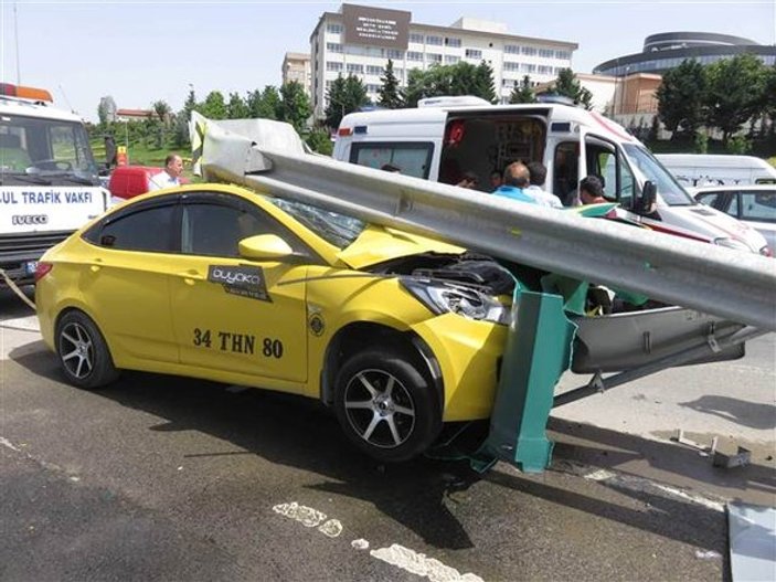 Kadıköy'de taksi bariyerlere çarptı:1 yaralı